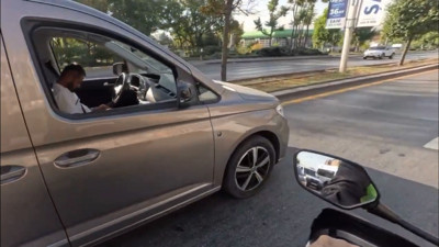 Başkentte şoke eden anlar: Bir sürücü akan trafiğin ortasında uyuyakaldı