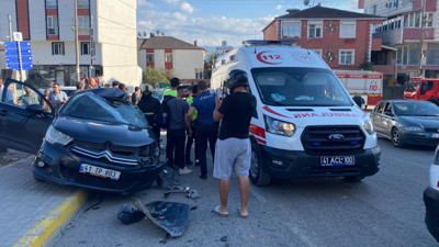 Freni boşalan iş makinesi önce 2 otomobile, ardından binaya çarptı: 4 yaralı