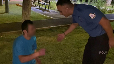 Parkta sızan sarhoş ile polis arasında ilginç diyalog: Türk polisi şerefimizdir, elini öpebilir miyim