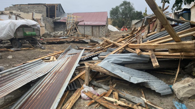 Ağrı'da fırtına çatıları uçurdu: 74 yapı zarar gördü