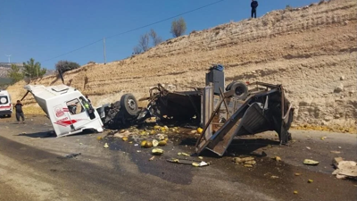 Mersin'de feci kaza! Yolcu otobüsü ile kamyon çöarpıştı