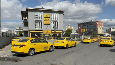 İstanbul'da taksiciler yeni tarife için cihazlarını istasyonlarda güncelliyor