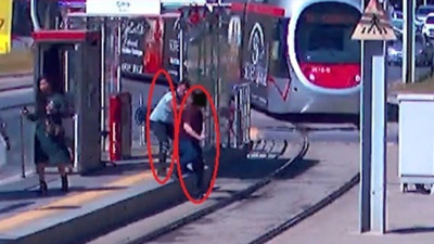 Tramvayı fark etmeyip karşıya geçmek isteyen vatandaşı, güvenlik görevlisi kurtardı