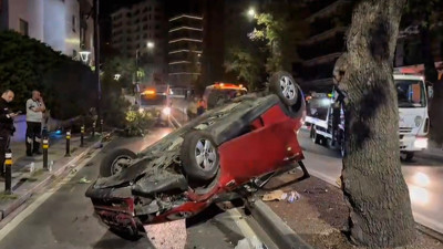 Kadıköy’de ağaca çarpan otomobil takla attı: 2 yaralı