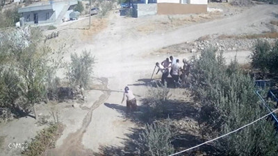 Kafasını taşla parçalamak istediler! Kemikleri kırıldı: Eşi son anda yetişti