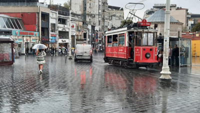 Taksim’de sağanak yağış etkili oldu
