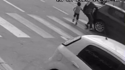 Yaya geçidinde görme engelli kadının ayağının üzerinden otomobil geçti