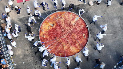 Afyonkarahisar'da 1930 kilo ağırlığındaki sucuklu yumurtayla dünya rekoru kırıldı