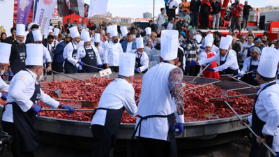 Afyonkarahisar'da 1930 kilo ağırlığındaki sucuklu yumurtayla dünya rekoru kırıldı