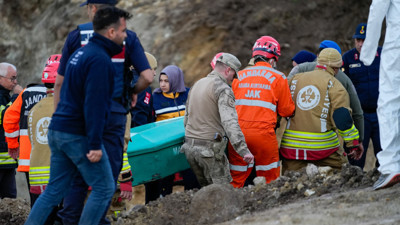 Su kuyusu kazarken göçük altında kalan 2 çiftçi hayatını kaybetti
