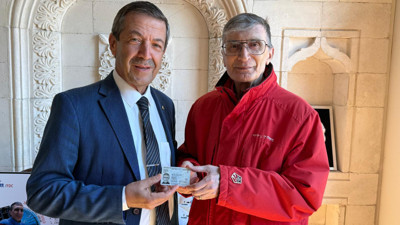 Tahsin Ertuğruloğlu, Aziz Sancar’a KKTC kimliğini takdim etti