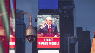 Cumhurbaşkanı Erdoğan’ın ‘Daha Adil Bir Dünya Mümkün’ sözü Times Meydanı'ndaki led ekranlarda