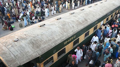Pakistan'da Yolcu Trenine Bombalı Saldırı