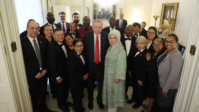 Cumhurbaşkanı Erdoğan, Blair House çalışanlarıyla hatıra fotoğrafı çektirdi
