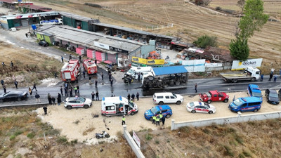 Tekirdağ'da işçi servisiyle kamyonun çarpıştığı kazada 3 kişi öldü, 9 kişi yaralandı