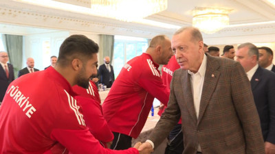 Cumhurbaşkanı Erdoğan, şampiyon güreşçileri kabul etti