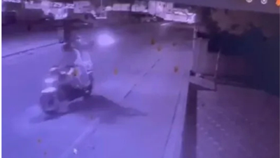 Motosikletli şüpheliler, otomatik tabancayla berber dükkanına saldırı düzenledi