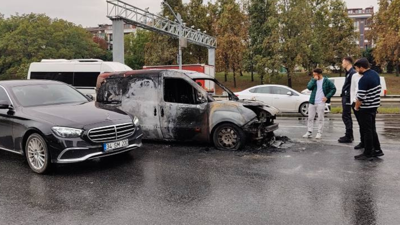 Bayrampaşa’da hafif ticari araç alev alev yandı