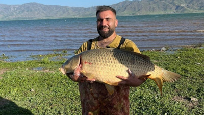 Elazığ’da amatör balıkçı 32 kiloluk dev sazan yakaladı