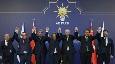 7 belediye başkanı AK Parti’ye geçti: Rozetlerini Erdoğan taktı