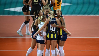 Fenerbahçe, VakıfBank'ı 2-0'dan dönüp yenerek AXA Sigorta Şampiyonlar Kupası'nı kazandı