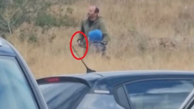 Eski eşine silah doğrultan şüpheliye gözaltı; o anlar kamerada