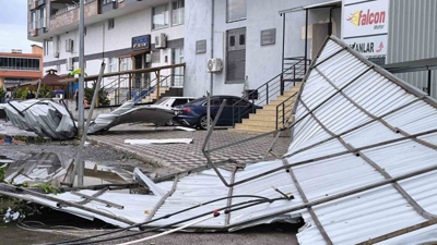 Hatay'da fırtına; 2 binanın çatısı uçtu, araçlar zarar gördü