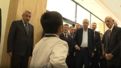 Cumhurbaşkanı Erdoğan ile ilkokul öğrencisi arasında gülümseten diyalog: 'Nereye?' 'İçeriye'
