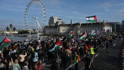 Gazze ateşkesi sonrası Londra’da binler yürüdü