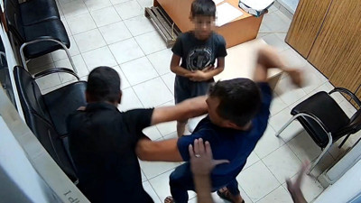 Polis merkezinde 'kayınbirader dayağı'; o anlar kamerada
