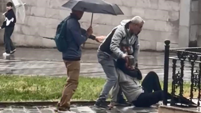 Gaziosmanpaşa'da tartıştığı kişiyi önce yerde sürükledi; sonra kaldırım taşıyla darbetti