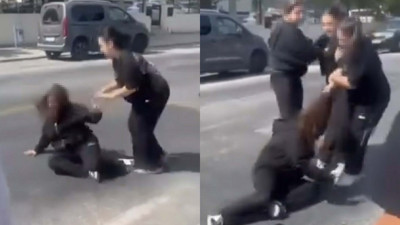 Çanakkale’de liseli 2 kız öğrenci okul çıkışında kavga etti; o anlar kamerada