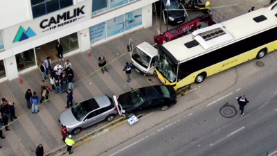 Çekmeköy'de otobüs durağa girdi; 1 ölü 4 yaralı, kaza anı güvenlik kamerasında
