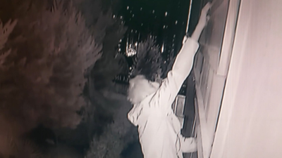 Kadıköy'de binalara tırmanarak milyonlarca liralık hırsızlık yapan şüpheliler kamerada
