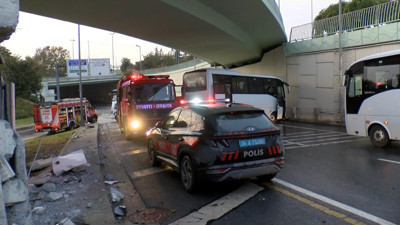 Bakırköy’de çevik kuvvet otobüsü üst geçide çarptı