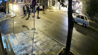 Devrilen araçtaki 8 aylık bebek camdan kurtarıldı