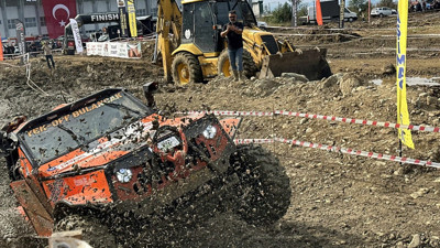Trabzon’un Of ilçesinde düzenlenen Off-Road Festivali'nde bir araç taklalar atıp, bitiş balonunu devirdi