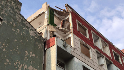 Bayrampaşa’da balkon çöktü: 2 araç kullanılamaz hale geldi