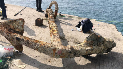 Çanakkale’de balıkçıların ağına 3 tonluk çapa takıldı