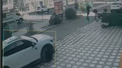 Yaya geçidinde cipin çarptığı 2 kişi yaralandı