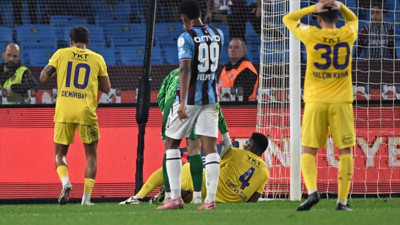 Trabzonspor-Eyüpspor maçında yürekleri sızlatan sakatlık! Luccas Claro'nun ayağı kırıldı