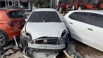 Kontrolden çıkan tır, park halindeki 4 otomobil ile 4 traktöre çarptı