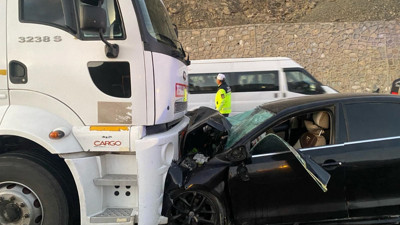 Van'da yakıt tankeri ile otomobil çarpıştı: 2 ölü, 4 yaralı