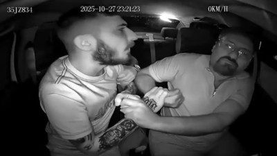 Aynasını kırıp durduğu takside şoföre kabusu yaşattı