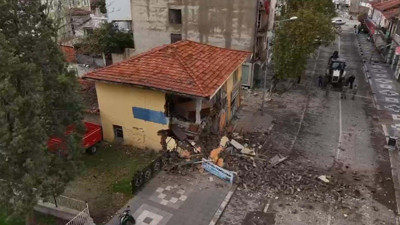 Sındırgı’da boşaltılan bina artçılarla yıkıldı