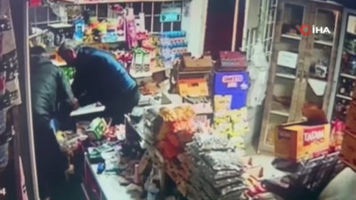 Boğazına şeker kaçan oğlunu Heimlich manevrasıyla kurtardı