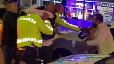 Alkollü sürücü kimliğini isteyen polise tekme attı