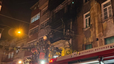 Beyoğlu’nda kız istemede patlatılan havai fişekler evi yaktı: 8 kişi dumandan etkilendi