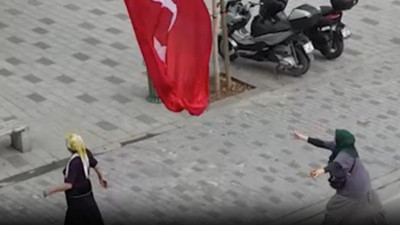 Türk bayrağı düşmesin diye koşan temizlik işçisine bir maaş ikramiye