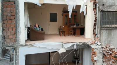 Zeytinburnu'nda bir binadaki yıkım nedeniyle bitişikteki apartmanda hasar oluştu